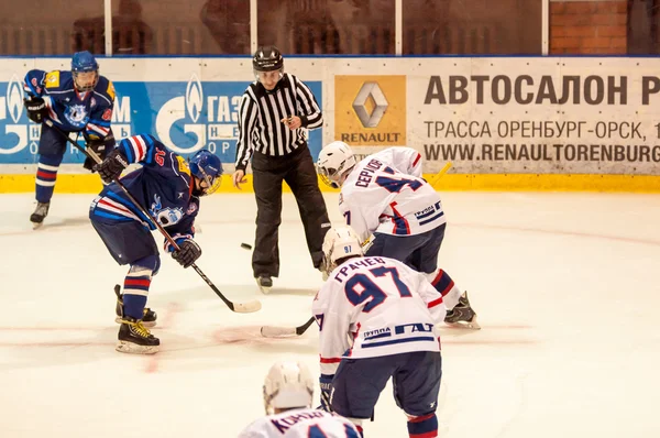 Hockey with the puck — Stock Photo, Image