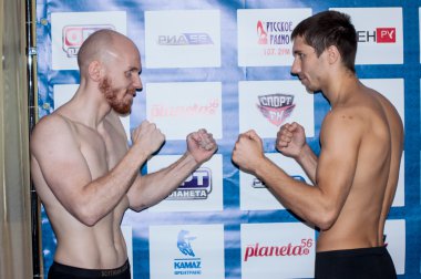 Yüz yüze fighters dövüş sanatları karışık