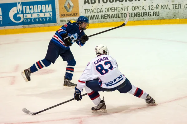 Hockey avec la rondelle . — Photo