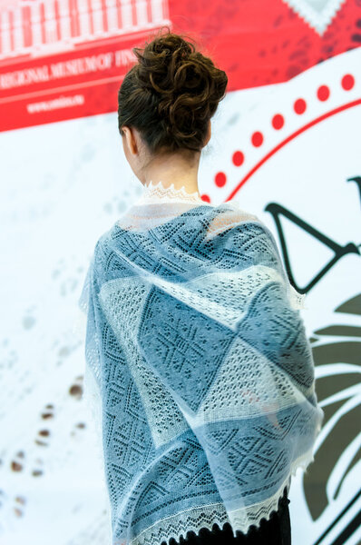 Девушка в Оренбургской пушистой шаль
,