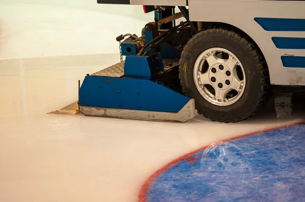 The machine for resurfacing ice in stadium — Stock Photo, Image