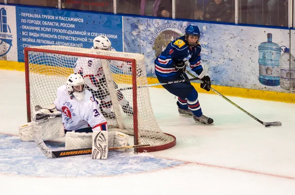 Hockey with the puck, — Stock Photo, Image