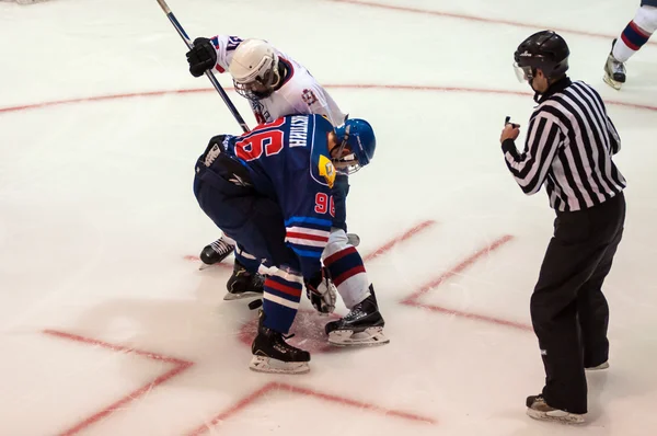 Hockey with the puck, — Stock Photo, Image