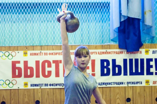 La chica en el deporte del kettlebell —  Fotos de Stock