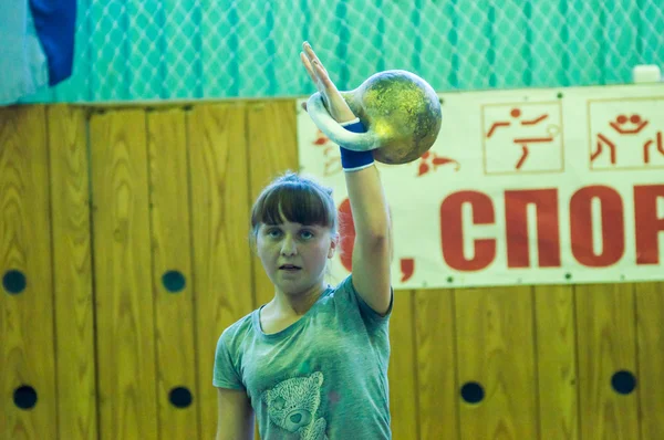 La chica en el deporte del kettlebell —  Fotos de Stock