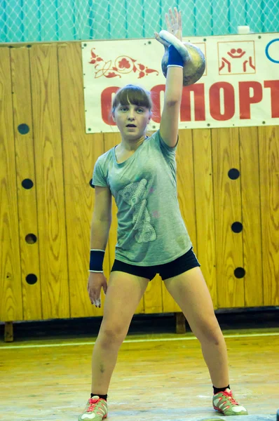 Das Mädchen im Kettlebell-Sport — Stockfoto