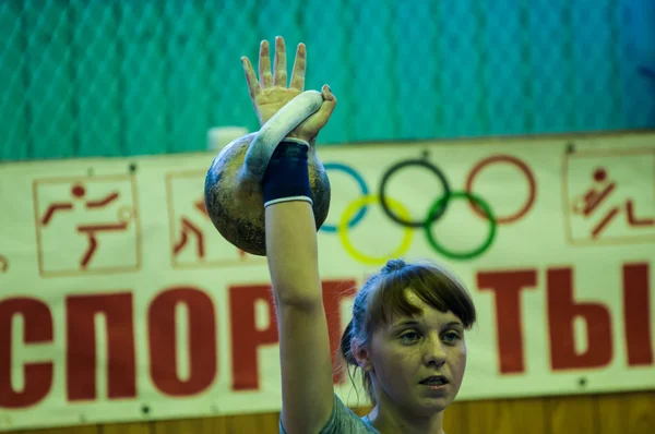 La chica en el deporte del kettlebell —  Fotos de Stock