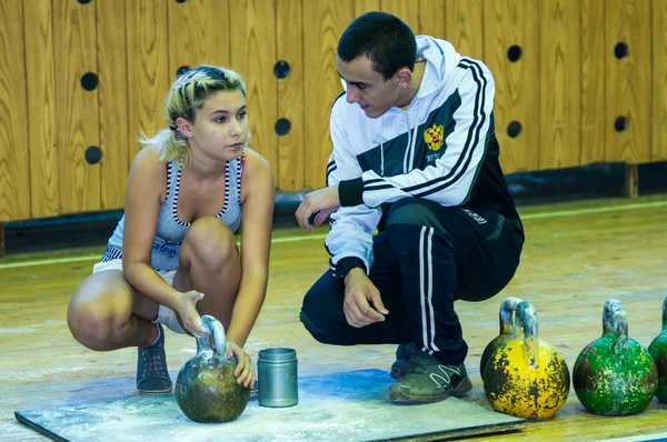 Het meisje in de kettlebell sport — Stockfoto