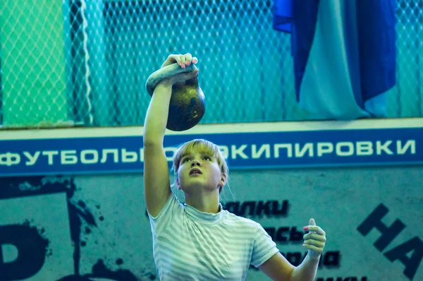 La fille dans le sport kettlebell — Photo