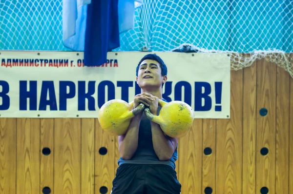 El chico en el deporte del kettlebell —  Fotos de Stock