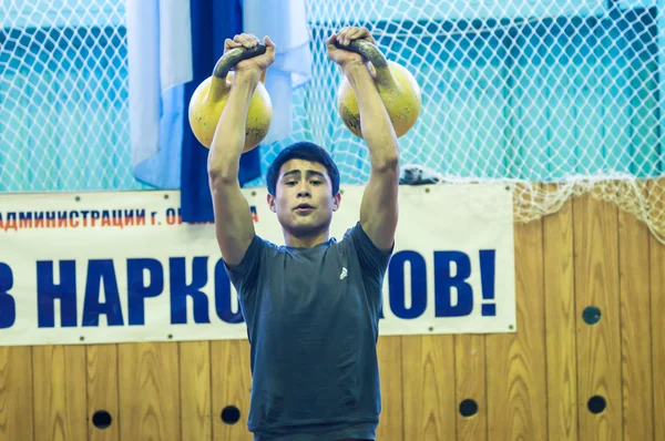 O rapaz no desporto kettlebell — Fotografia de Stock