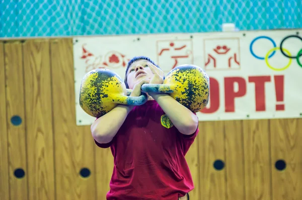 Le garçon dans le sport kettlebell — Photo