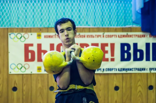 Pojken i kettlebell sporten — Stockfoto