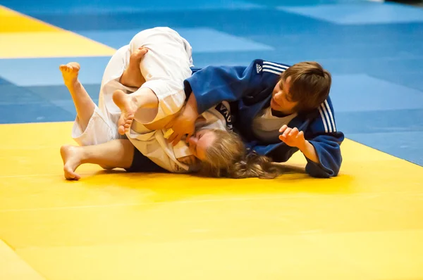 Kämpfermädchen im Judo — Stockfoto