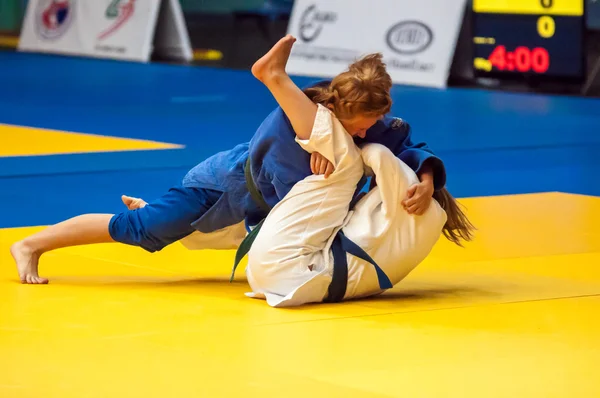 Kämpfermädchen im Judo — Stockfoto