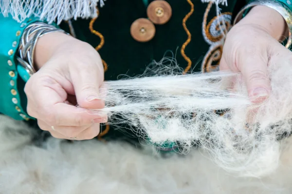 Le mani musulmane femminili lavorano con lana — Foto Stock