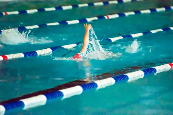 女の子背泳ぎ — ストック写真
