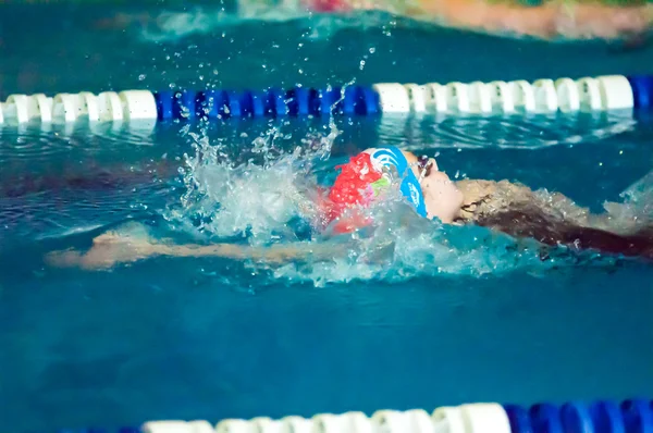 Meisje rugslag — Stockfoto