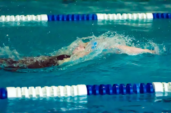 Girl backstroke — Stock Photo, Image