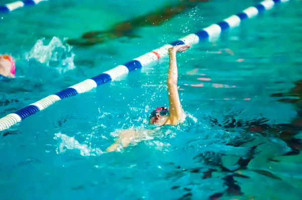 Meisje rugslag — Stockfoto