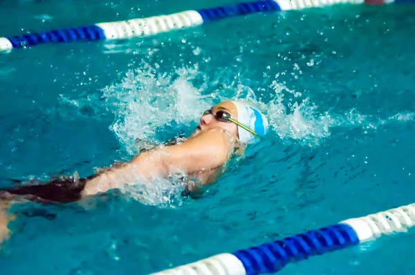 Meisje rugslag — Stockfoto