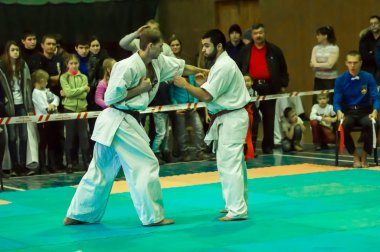 Düello karate uygulayıcıları