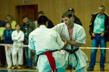 Düello karate uygulayıcıları