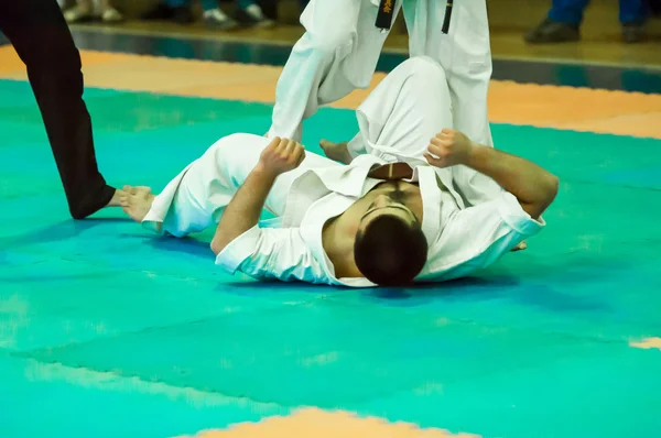 Düello karate uygulayıcıları — Stok fotoğraf