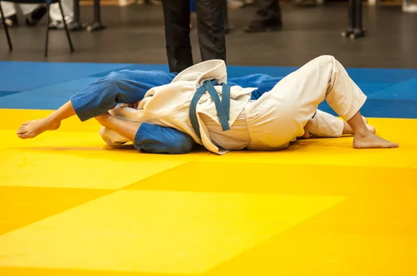 2 つの judokas の決闘 — ストック写真