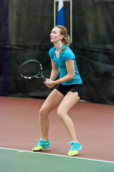 Fille jouer au tennis — Photo