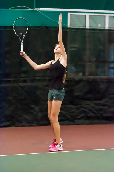 Mädchen spielt Tennis — Stockfoto