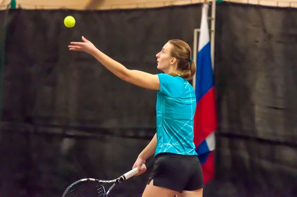 Menina jogando tênis — Fotografia de Stock
