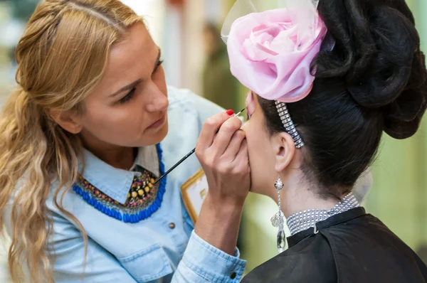 Visagist maakt meisje make-up — Stockfoto