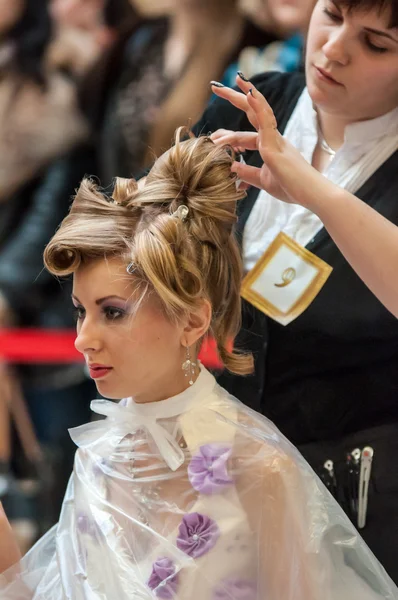 美容師は、結婚式のヘアスタイル — ストック写真