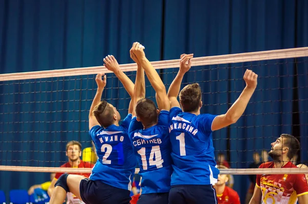 Homens jogam voleibol — Fotografia de Stock