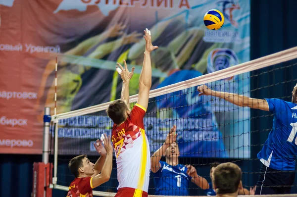 Les hommes jouent au volley — Photo