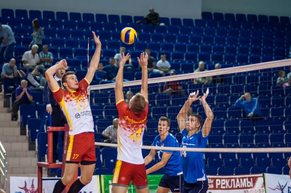 Män spelar volleyboll — Stockfoto