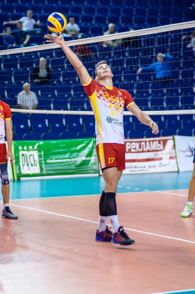 Les hommes jouent au volley — Photo