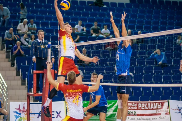 Män spelar volleyboll — Stockfoto