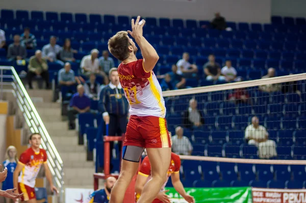 Gli uomini giocano a pallavolo — Foto Stock