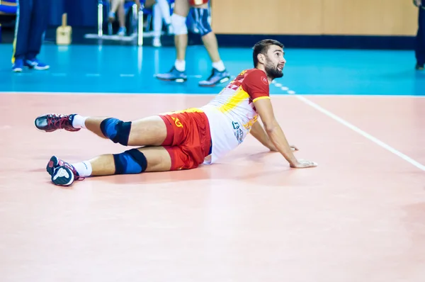 Los hombres juegan voleibol — Foto de Stock