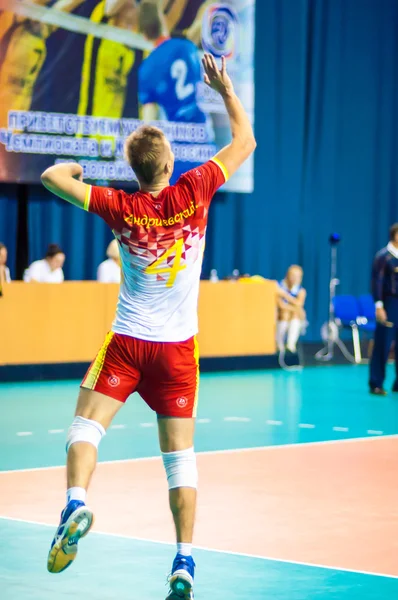 Les hommes jouent au volley — Photo