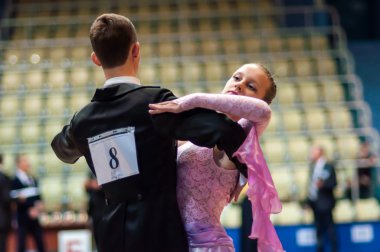 Genç çiftler dans sporda rekabet