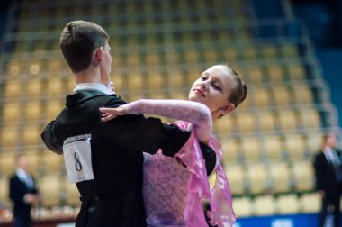 Genç çiftler dans sporda rekabet