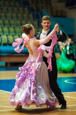 Genç çiftler dans sporda rekabet