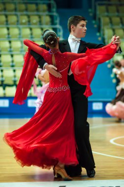 Genç çiftler dans sporda rekabet