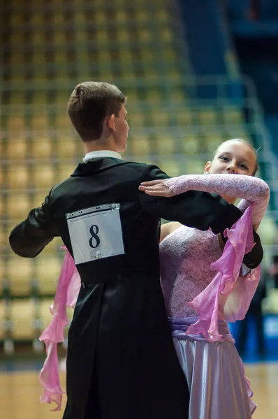 Parejas jóvenes compiten en el baile deportivo — Foto de Stock