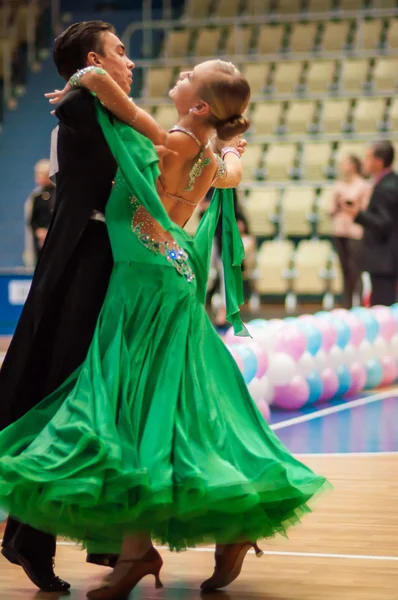 Jovens casais competem na dança esportiva — Fotografia de Stock