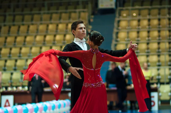 Jovens casais competem na dança esportiva — Fotografia de Stock