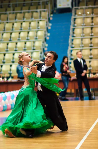 Parejas jóvenes compiten en el baile deportivo — Foto de Stock